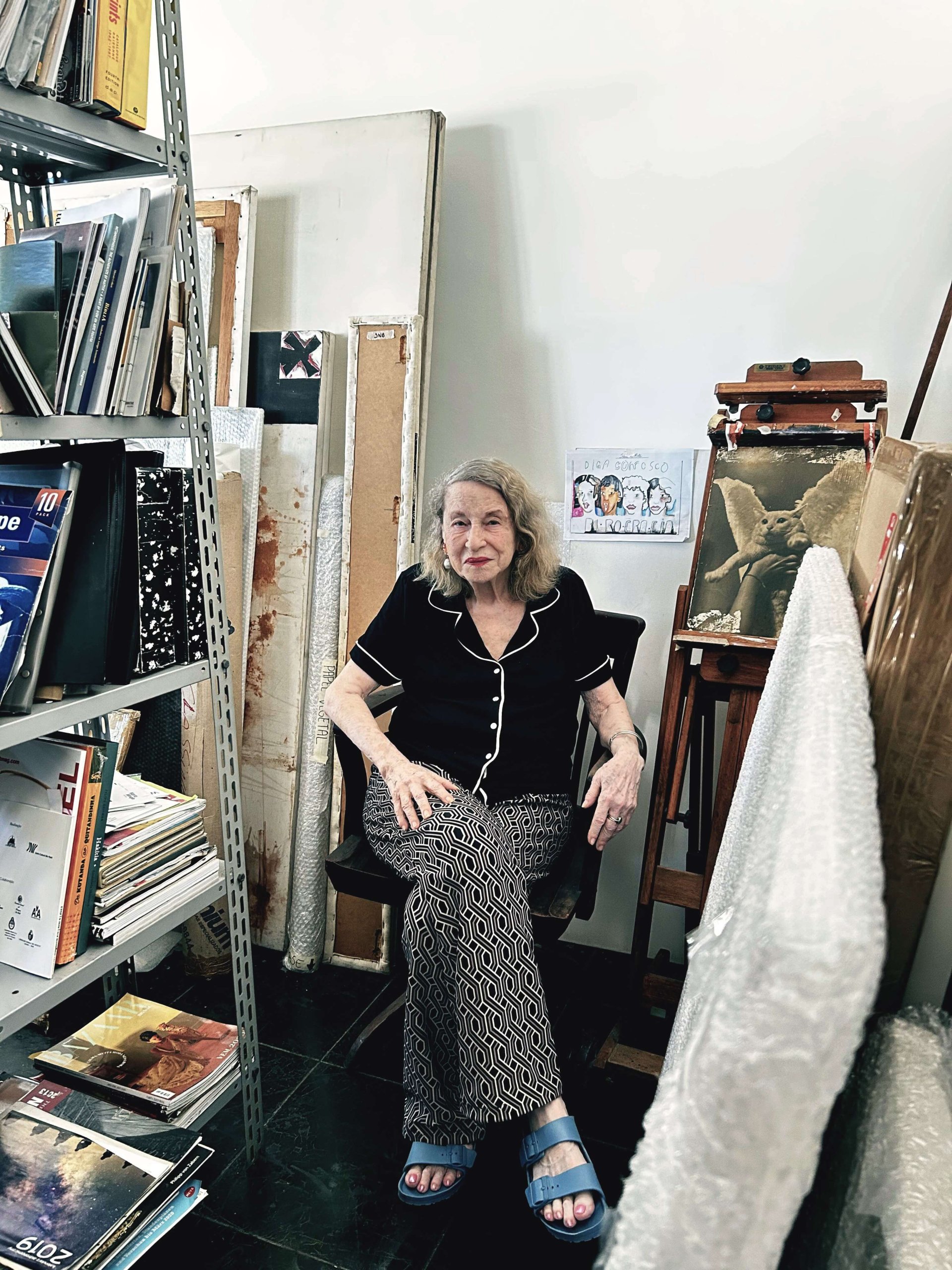 Anna Bella Geiger no ateliê 2 - Fotografia de Ana Hortides