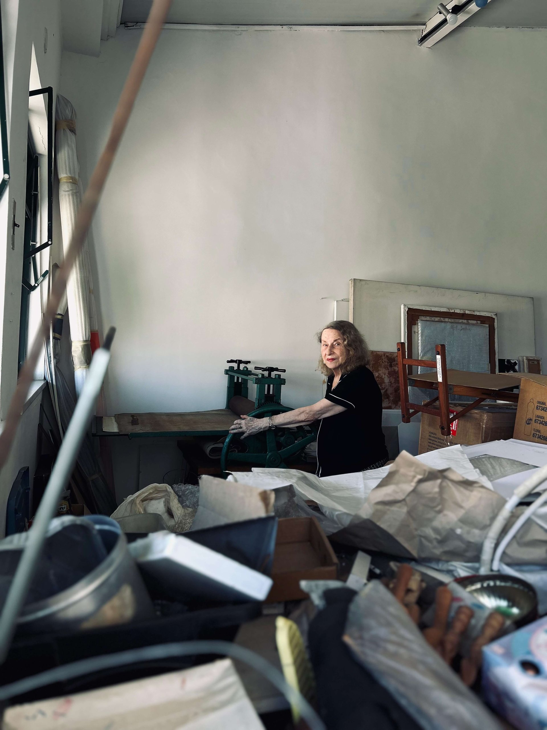 Anna Bella Geiger no ateliê - Fotografia de Ana Hortides