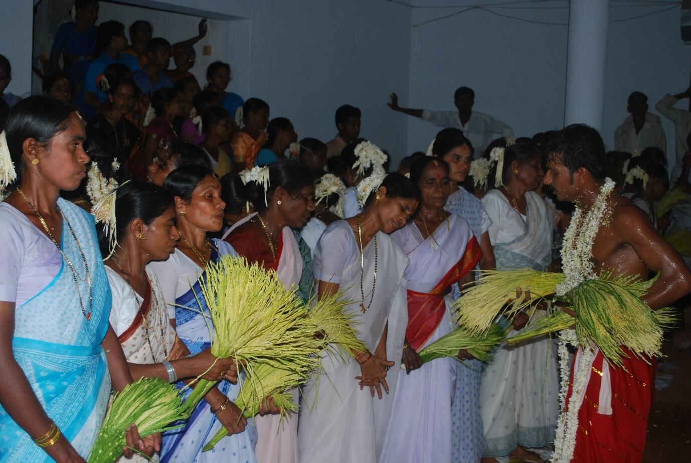 טקס איחוז במקדש סירי בכפר קַוַאטַר שבדרום קרנטקה, 09.05.2009 ("ಸಿರಿ ಬಾಯಿ ಬುಡ್ಪಾವುನೆ", צילם Vishwanatha Badikana, CC BY-SA 3.0)