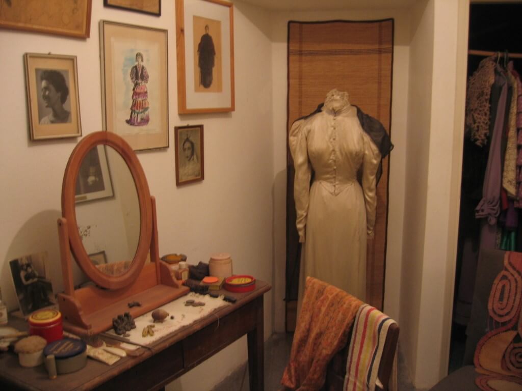 שמלת הכלולות ממחזהו של ש' אנ־סקי 'בין עולמות: הדיבוק' במשכן חנה רובינא שבתיאטרון הבימה ("Hanna Rovina Rooms", צילם יאיר טלמור, CC BY-SA 2.5)